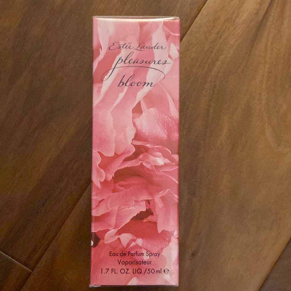 Estée Lauder pleasures bloom